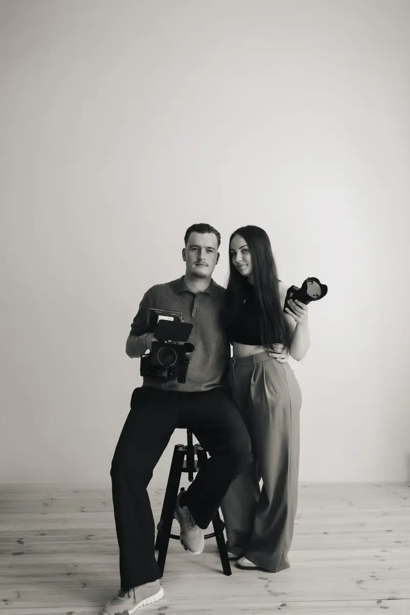 Jim und Milana Jabs mit ihren Kameras im Studio