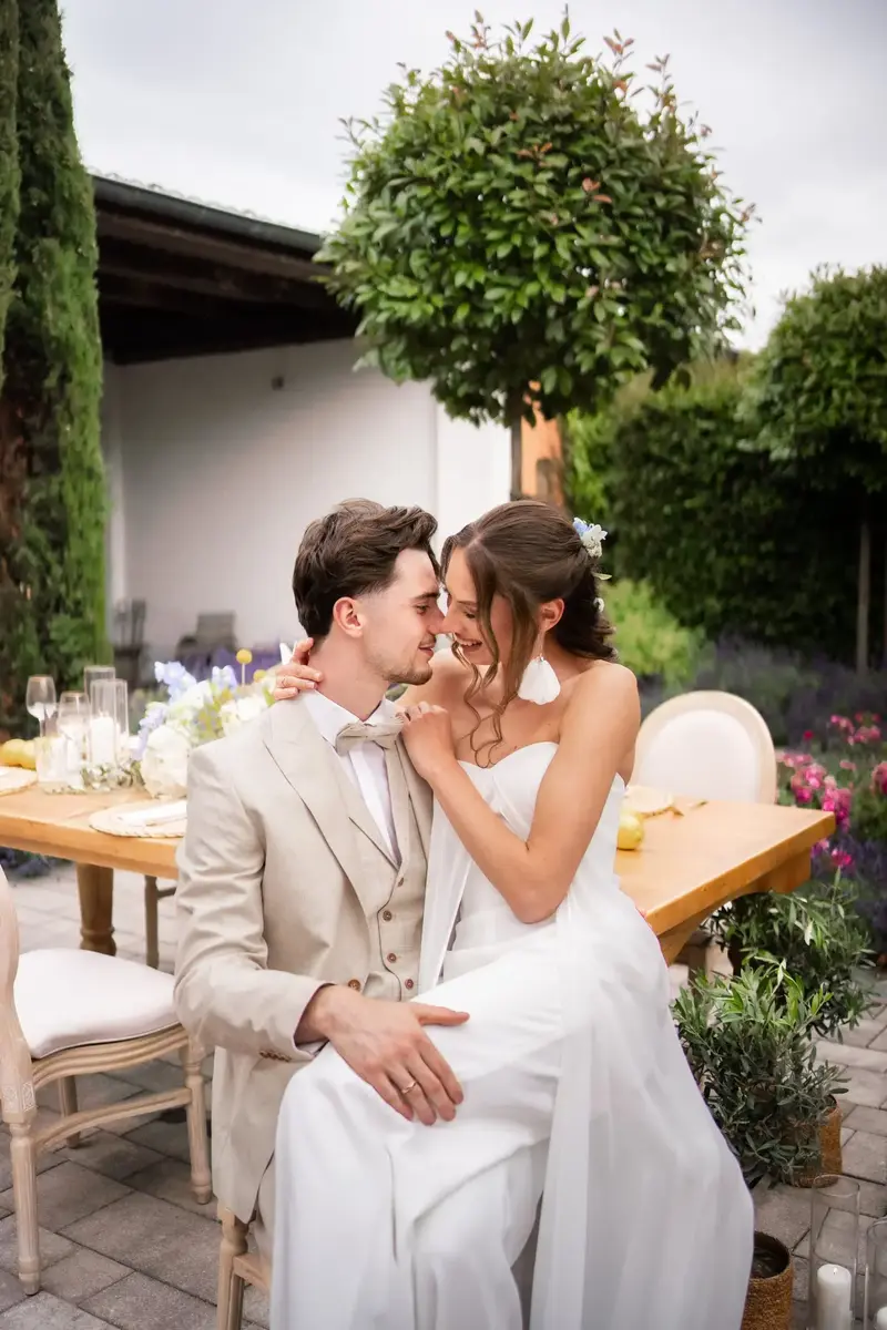 Brautpaar an der Hochzeitstafel im Garten